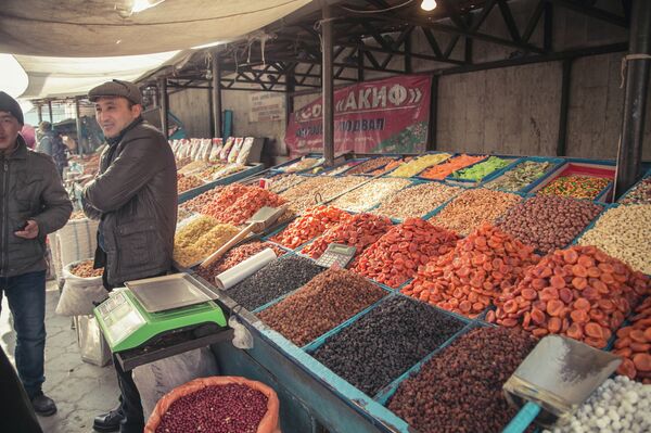 Сухофрукты на прилавках столичного рынка в городе Бишкек. Архивное фото - Sputnik Кыргызстан