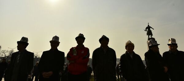 Участники акции в честь Дня ак калпака на площади Ала-Тоо. Архивное фото - Sputnik Кыргызстан