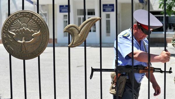 Сотрудник милиции закрывает ворота. Архивное фото - Sputnik Кыргызстан