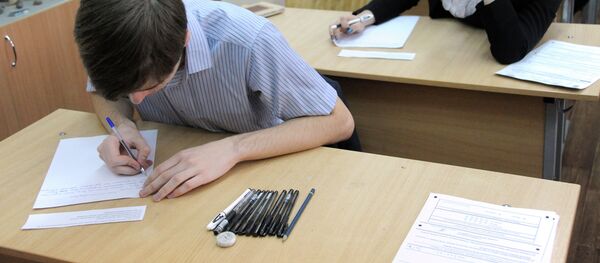 Выпускники школы сдают экзамен. Архивное фото - Sputnik Кыргызстан