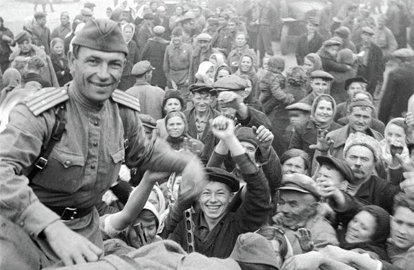 Жители Полтавы радостно встречают своих освободителей. Архивное фото - Sputnik Кыргызстан