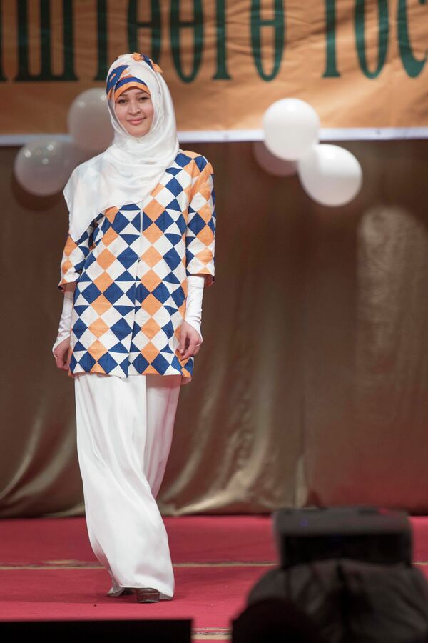 Показ исламской женской одежды - Sputnik Кыргызстан