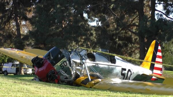 Самолет Харрисона Форда разбился в Лос-Анджелесе. Кадры с места ЧП - Sputnik Кыргызстан