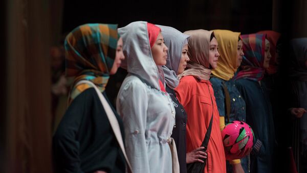 Девушки на показе исламской женской одежды. Архивное фото - Sputnik Кыргызстан