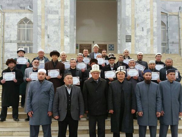 Түштүк аймактын имамдары жыйырма күндүк окуудан өттү - Sputnik Кыргызстан