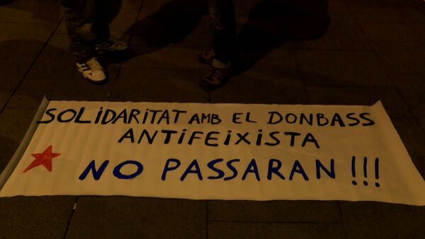 Антифашисты в Барселоне вышли на митинг с плакатами в поддержку Донбасса - Sputnik Кыргызстан