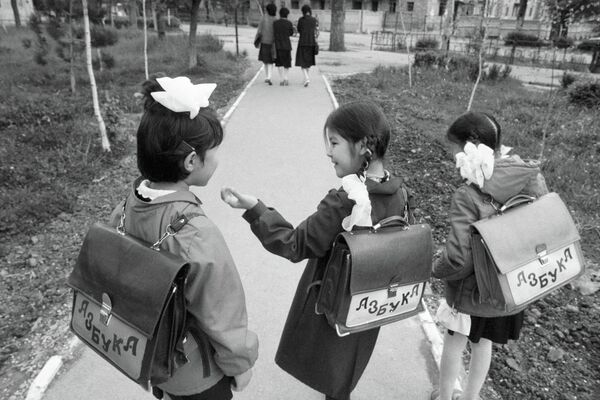 Девочки из города Фрунзе направляются в школу. - Sputnik Кыргызстан