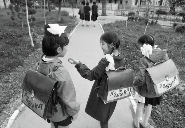 Фрунзе шаарындагы мектеп окуучулары жазгы каникулдан кийин мектепке бара жатышат. 1984-жыл. - Sputnik Кыргызстан