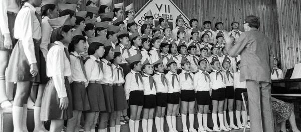 Окуучулар хор ырдоо учурунда. Архив - Sputnik Кыргызстан