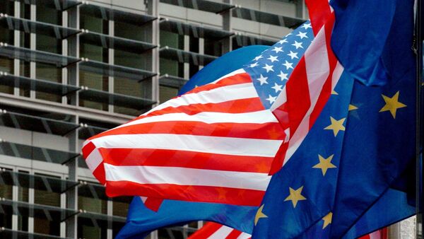 Флаги США и Евросоюза перед штаб-квартирой Европейской комиссии в Брюсселе. - Sputnik Кыргызстан