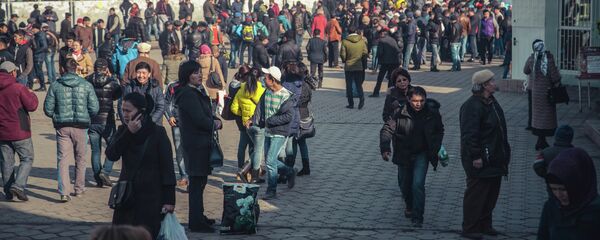 Горожане около Ошского рынка в Бишкеке. Архивное фото - Sputnik Кыргызстан