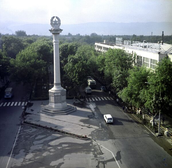 Колонна Независимости на проспекте Ленина в Душанбе - Sputnik Кыргызстан