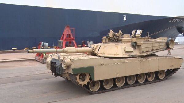 Военные США выгрузили танки Abrams и бронемашины M2A3 Bradley в порту Риги - Sputnik Кыргызстан