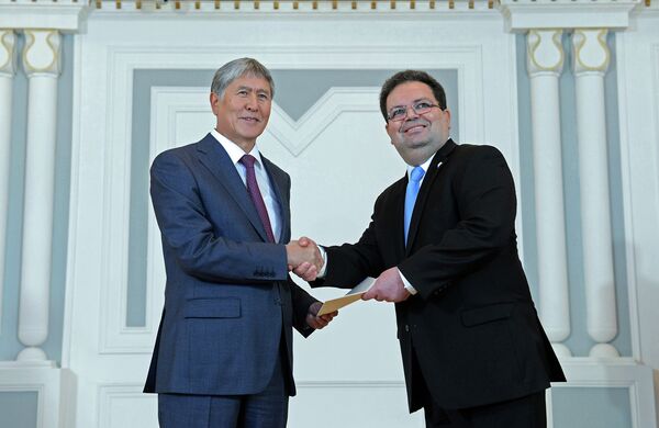 Президент Алмазбек Атамбаев принимает верительные грамоты - Sputnik Кыргызстан