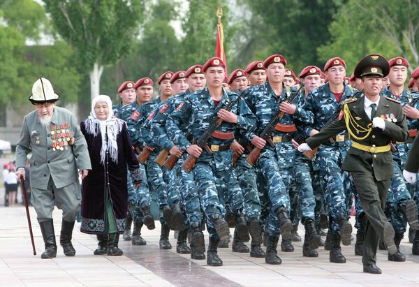 Ветераны во время празднования Дня Победы. Архивное фото - Sputnik Кыргызстан