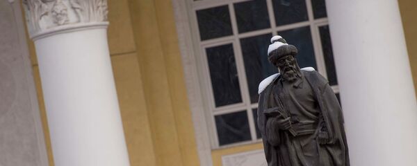 Жусуп Баласагындын улуттук университет алдындагы айкели. Архив Жусуп Баласагындын улуттук университет алдындагы айкели. Архив - Sputnik Кыргызстан