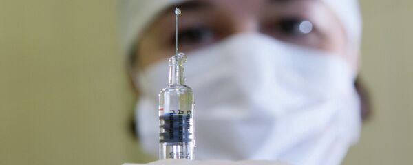 Врач держит шприц с вакциной от гриппа. Архивное фото - Sputnik Кыргызстан