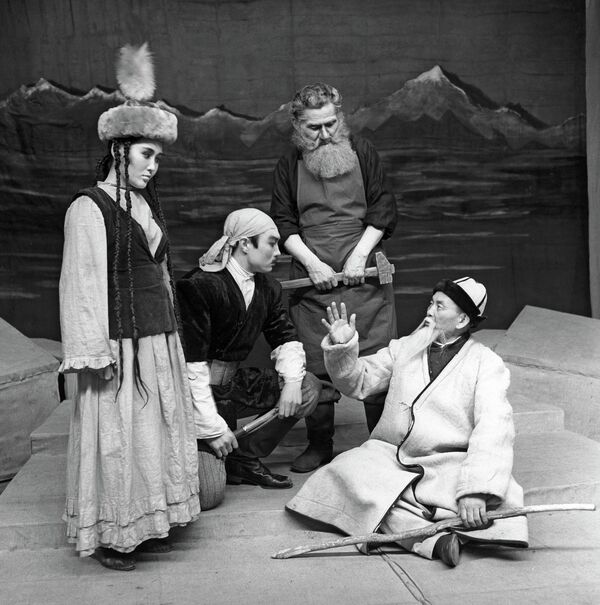 Сцена из спектакля Аджал Ордуна в постановке режиссера Бообека Ибраева. Архивное фото - Sputnik Кыргызстан