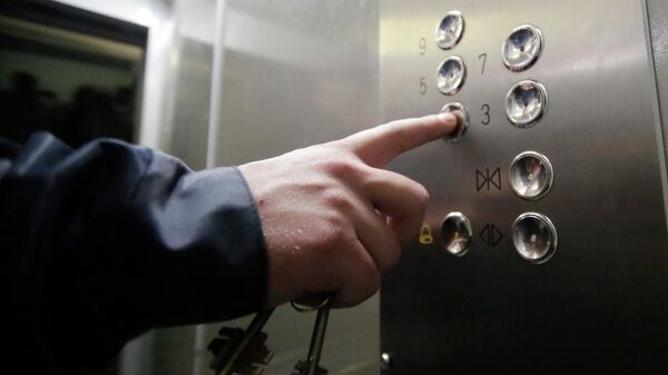 Установка энергосберегающего лифта в жилом доме - Sputnik Кыргызстан