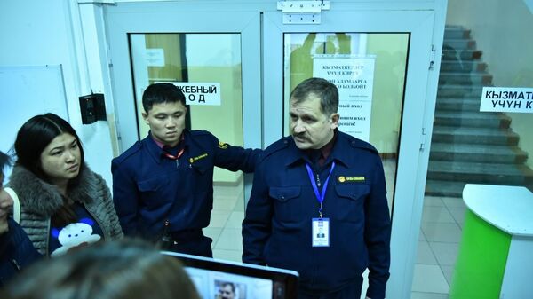 Сотрудники службы безопасности в ЦУМе - Sputnik Кыргызстан