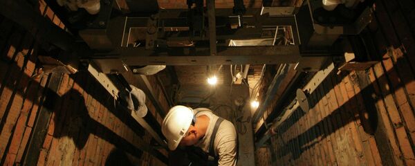 Замена лифтового оборудования. Архивное фото - Sputnik Кыргызстан