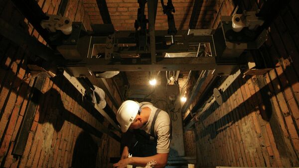 Рабочий на шахте лифта. Архивное фото - Sputnik Кыргызстан
