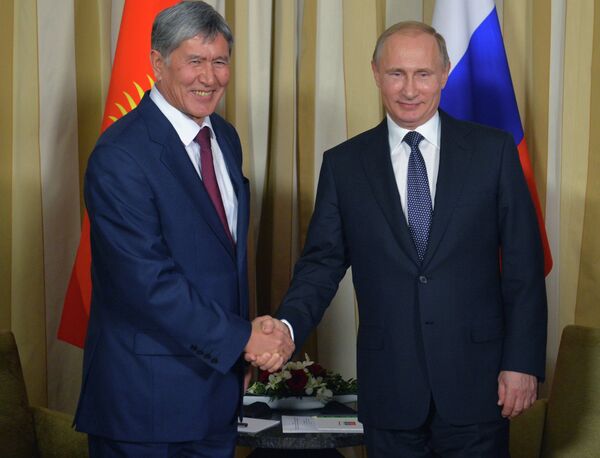 Президент Кыргызстана Алмазбек Атамбаев и президент России Владимир Путин. Архивное фото - Sputnik Кыргызстан