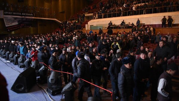 Эвакуация людей из Дворца спорта из-за сообщения о бомбе - Sputnik Кыргызстан