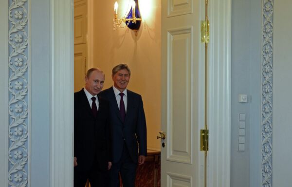 В городе Санкт-Петербург проходит встреча Президента Алмазбека Атамбаева и Президента Владимира Путина - Sputnik Кыргызстан