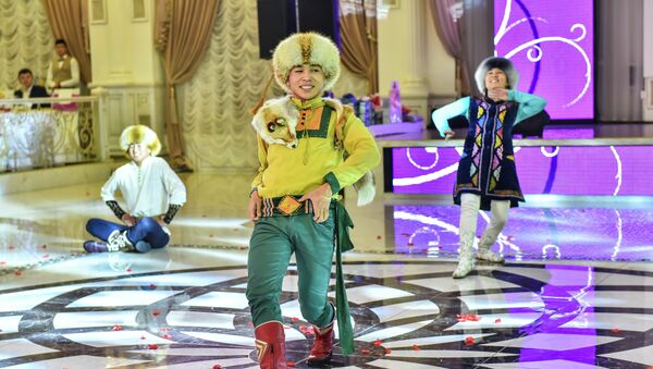 Артисты танцуют кыргызский национальный танец Кара-Жорго. Архивное фото - Sputnik Кыргызстан