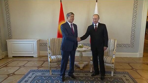 Атамбаев и Путин обсудили сотрудничество в рамках ЕАЭС - Sputnik Кыргызстан