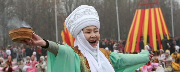 Женщина в роли Мать всех киргизов - участница театрального представления. Архивное фото - Sputnik Кыргызстан