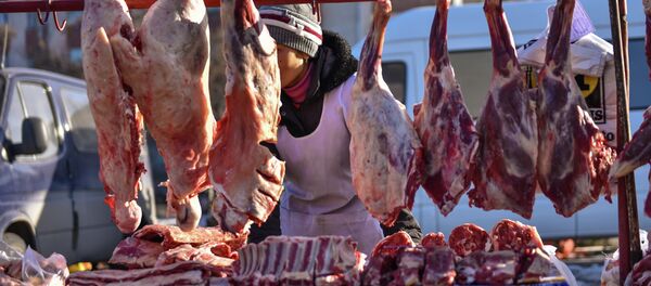 Базардагы эт сатуучусу. Архив Базардагы эт сатуучусу. Архив - Sputnik Кыргызстан