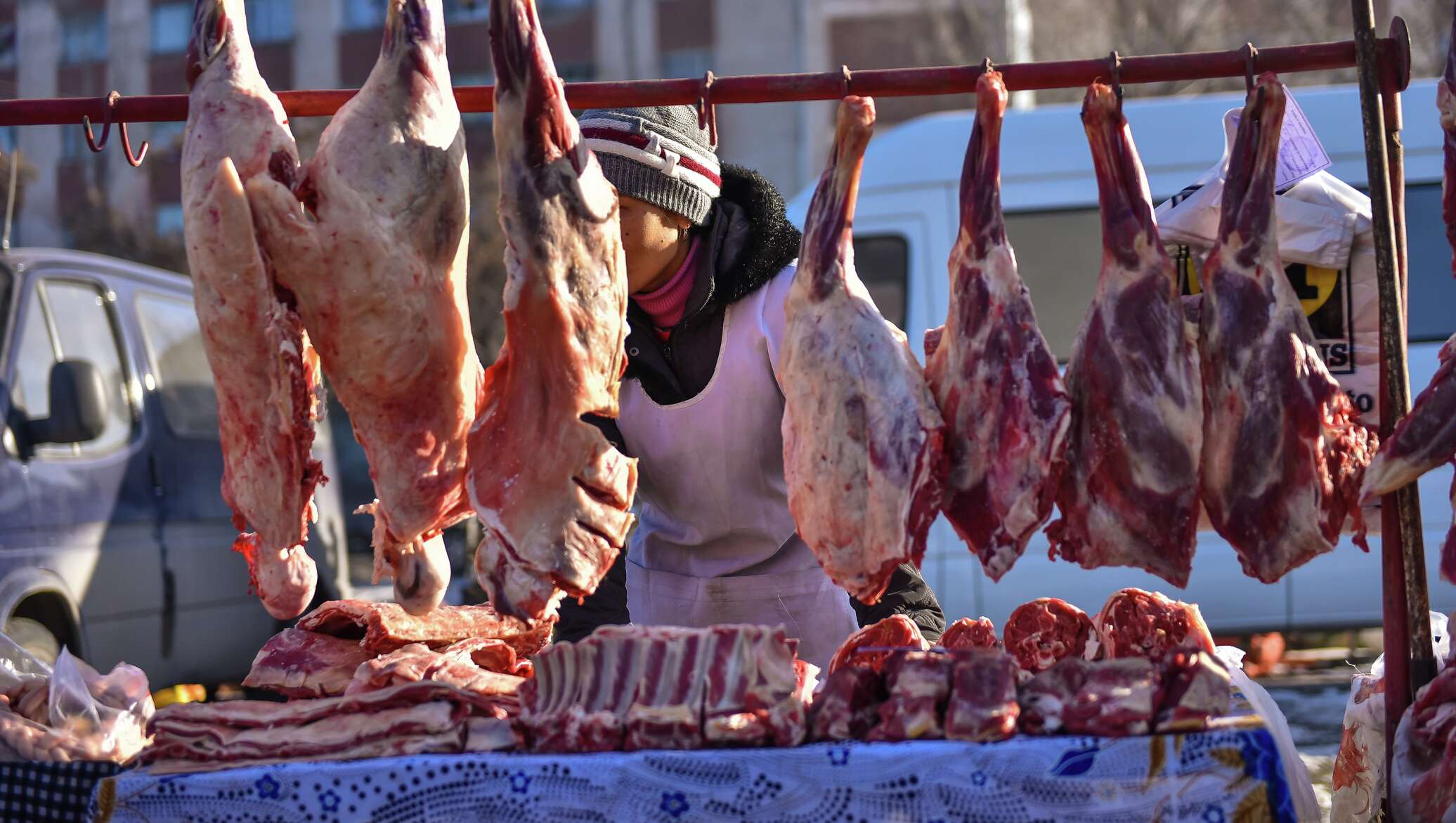 Торговля мясом на улице с машины