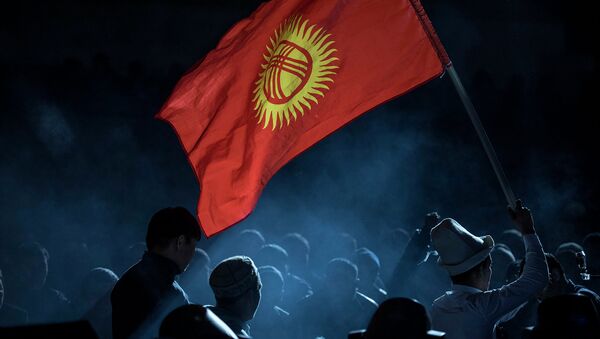 Кыргызстандын желегин көтөргөн күйөрман. Архив - Sputnik Кыргызстан