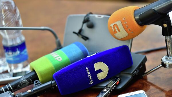 Микрофоны с логотипом пятого канала. Архивное фото - Sputnik Кыргызстан