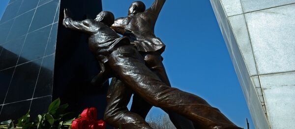 Монумент памяти погибших за свободу народа во время Аксыйских событий 2002 года и Апрельских событий 2010 года - Sputnik Кыргызстан