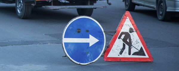Дорожный знак Ремонт дороги и Объезд. Архивное фото - Sputnik Кыргызстан