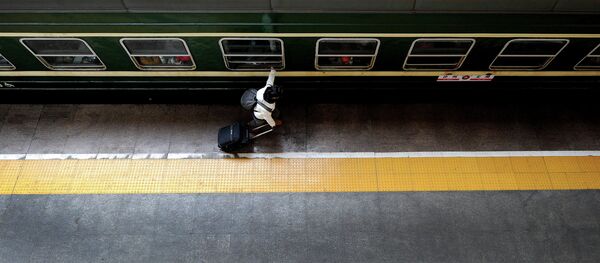 Пассажир на платформе. Архивное фото - Sputnik Кыргызстан