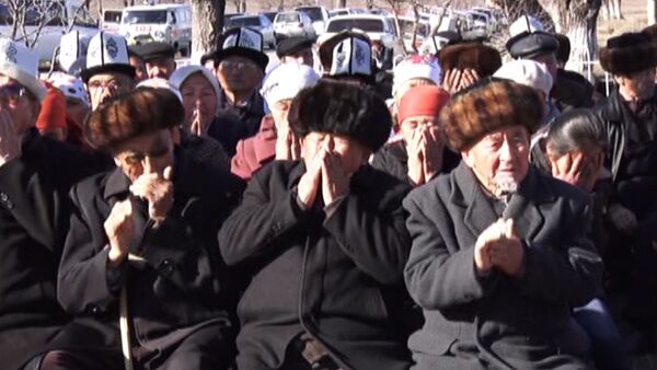 В Аксы молитвой почтили память погибших в событиях 2002 года - Sputnik Кыргызстан