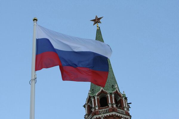 Российский государственный флаг на фоне кремлевской башни. Архивное фото - Sputnik Кыргызстан