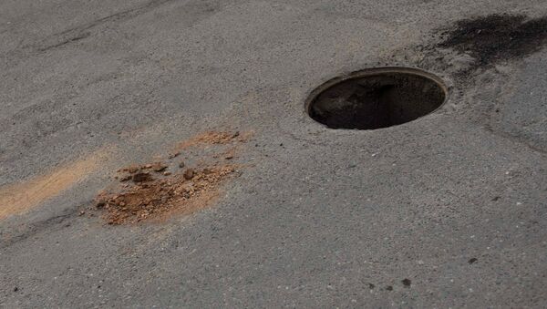 Канализационный люк на столичной дороге - Sputnik Кыргызстан