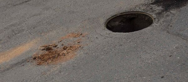 Открытый канализационный люк. Архивное фото Открытый канализационный люк. Архивное фото - Sputnik Кыргызстан