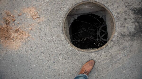 Открытый канализационный люк в Бишкеке. Архивное фото - Sputnik Кыргызстан