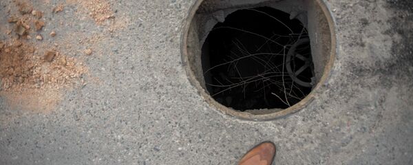 Открытый канализационный люк. Архивное фото - Sputnik Кыргызстан