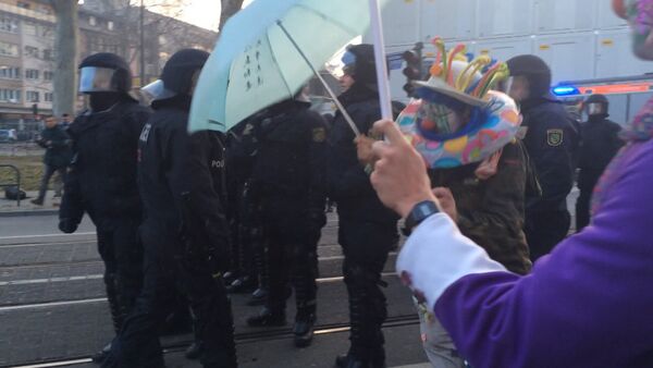 Ряженые в клоунов демонстранты кидались на полицейских во Франкфурте - Sputnik Кыргызстан