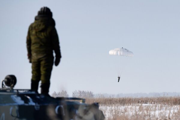Военнослужащий совершает прыжок с парашютом. Архивное фото - Sputnik Кыргызстан