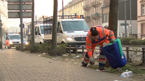 Мусор и разбитые стекла: во Франкфурте расчищали улицы после погромов - Sputnik Кыргызстан