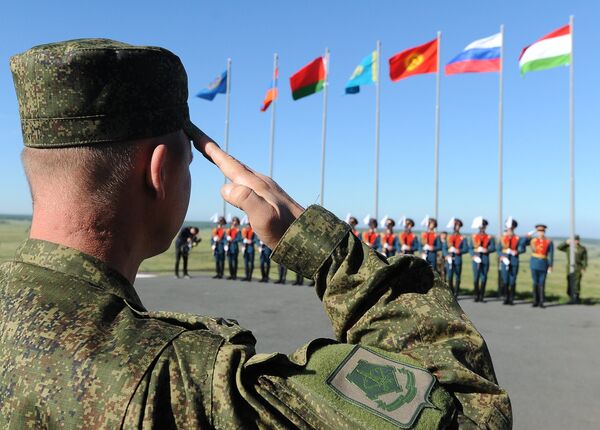 Военнослужащие во время церемонии поднятия государственных флагов во время учений. Архивное фото - Sputnik Кыргызстан