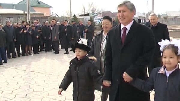 Атамбаев перерезал красную ленточку на церемонии открытия школы №82 - Sputnik Кыргызстан
